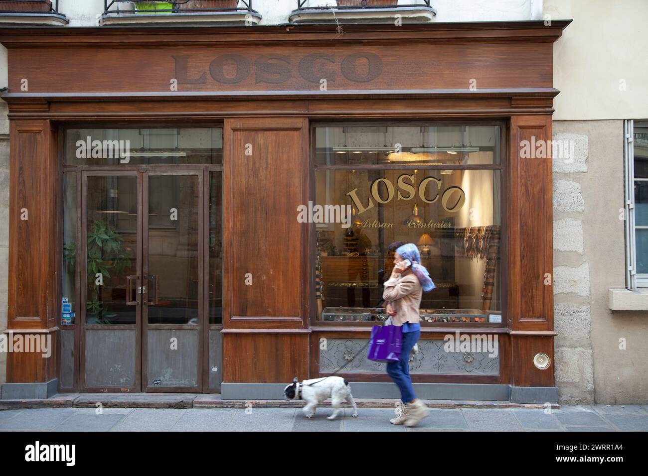Fabricant de ceintures Boutique LOSCO 20 rue de Sévigné dans le quartier du Marais à Paris 2014. Façade en bois de la boutique avec des gens qui passent. Banque D'Images