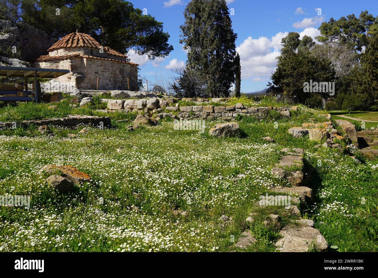 L'ancien sanctuaire d'Artémis, à Brauron ou Vravrona, Attique, Grèce. Ruines du temple et une église chrétienne Banque D'Images