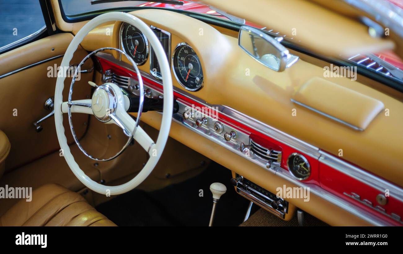 Cockpit d'une Mercedes Benz 300 SL Gullwing Coupe *** cockpit eines alten Mercedes Benz 300 SL Flügeltürers Copyright : xWOLFGANGxSIMLINGERxWWW.SIMI.ATX Banque D'Images