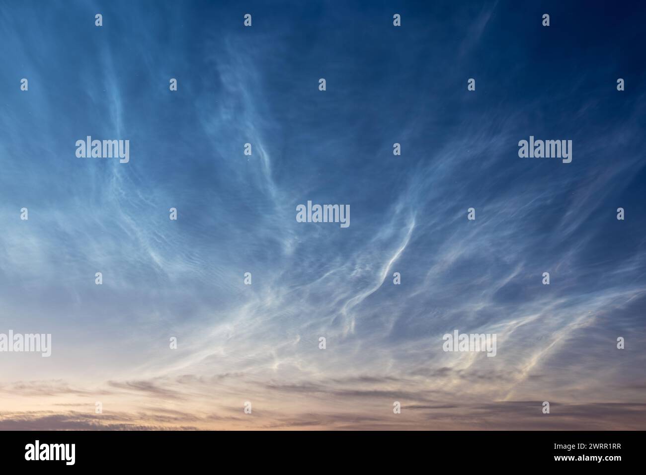 Vue de nuages noctilucents dans le ciel nocturne Banque D'Images