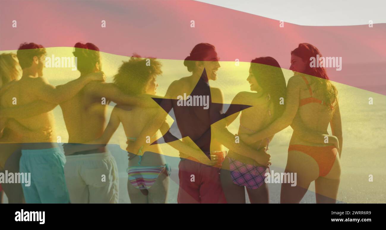 Image d'agiter le drapeau du ghana au-dessus de divers amis debout et formant une chaîne à la plage Banque D'Images