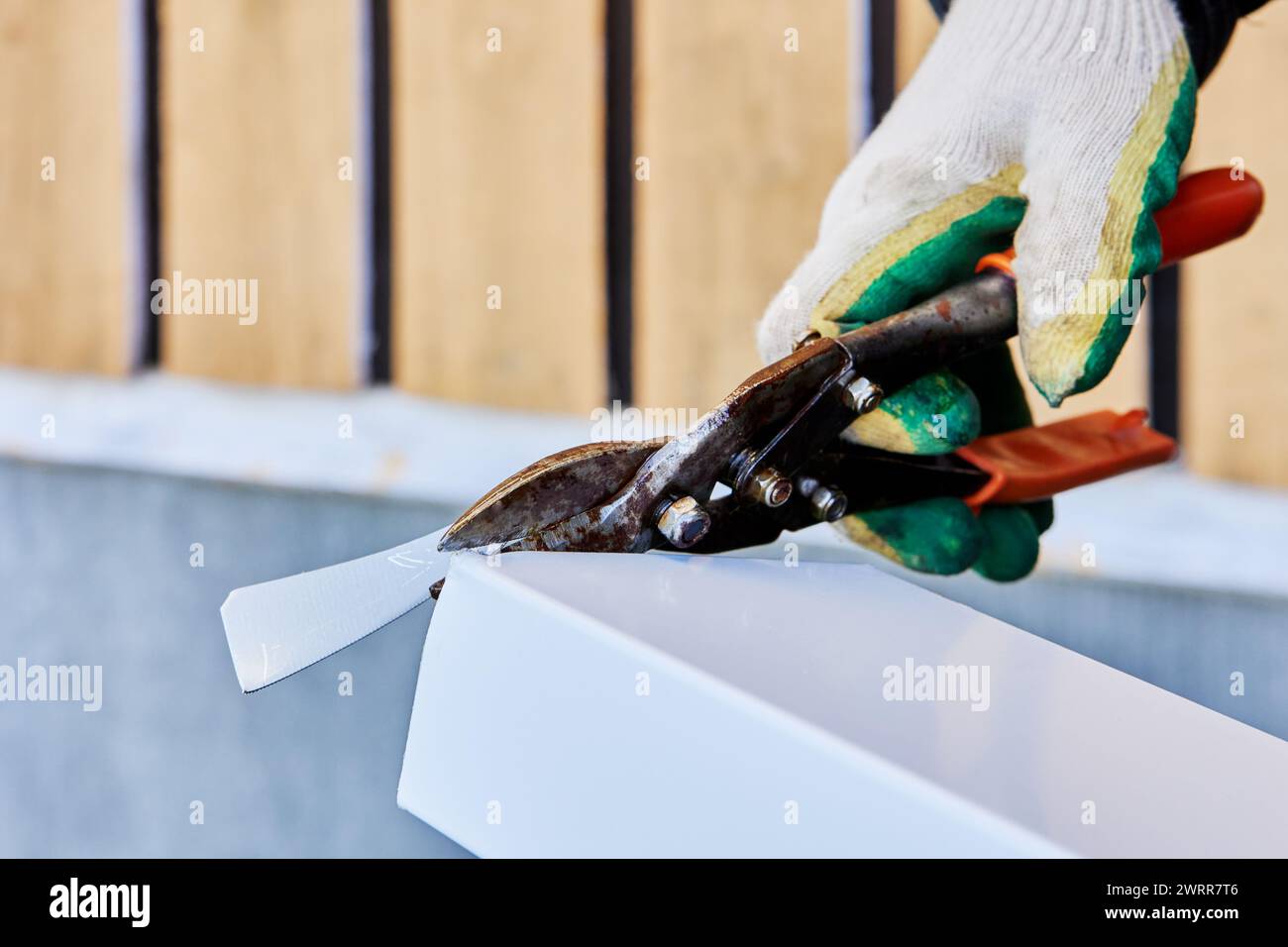 Cisailles à tôle cisaille bord coupé de l'acier galvanisé de fer de toiture, travail extérieur. Banque D'Images