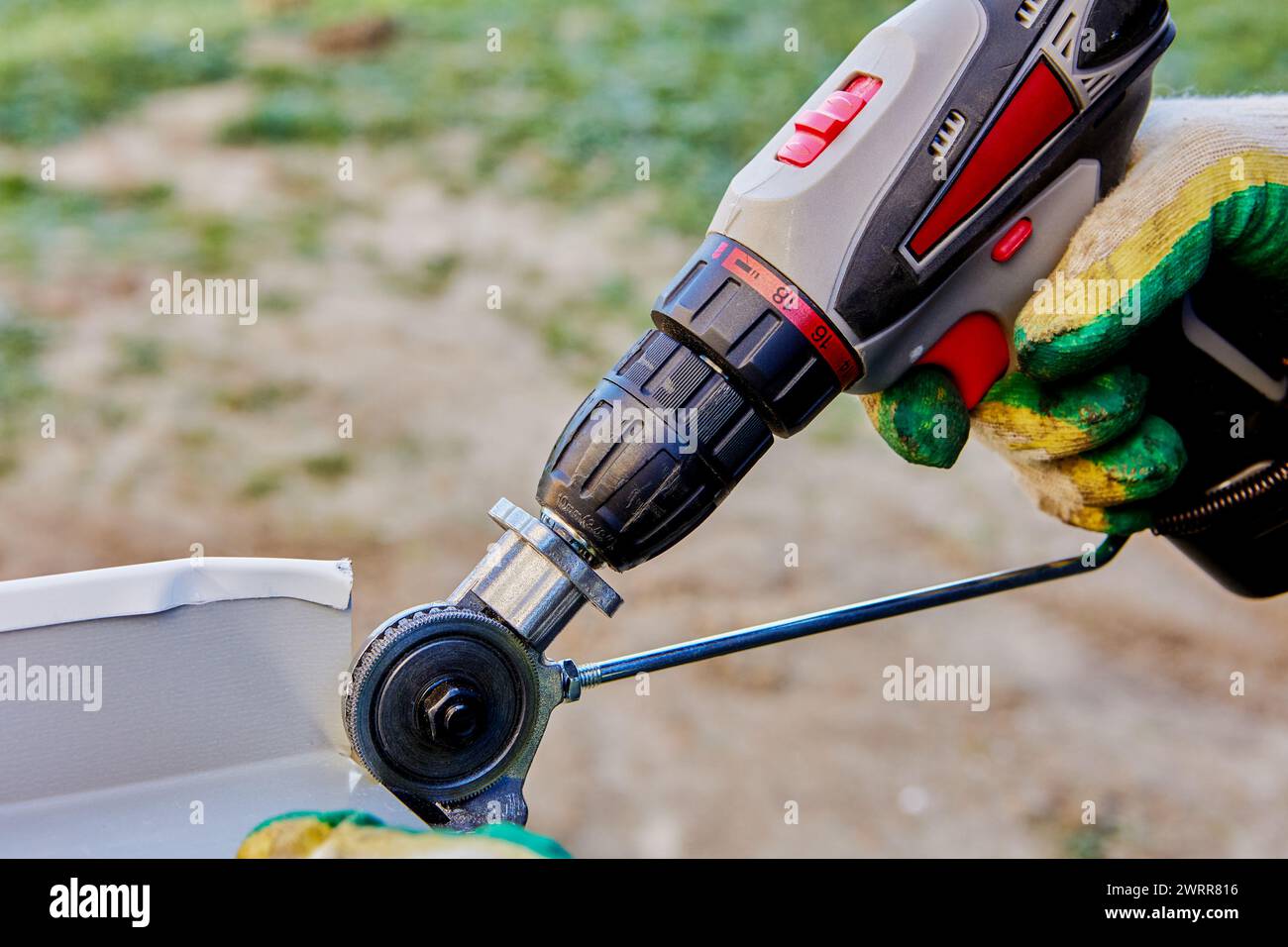 Cisailles électriques pour tondeuse à tôles, outil de coupe-tôles, grignoteuse. Banque D'Images