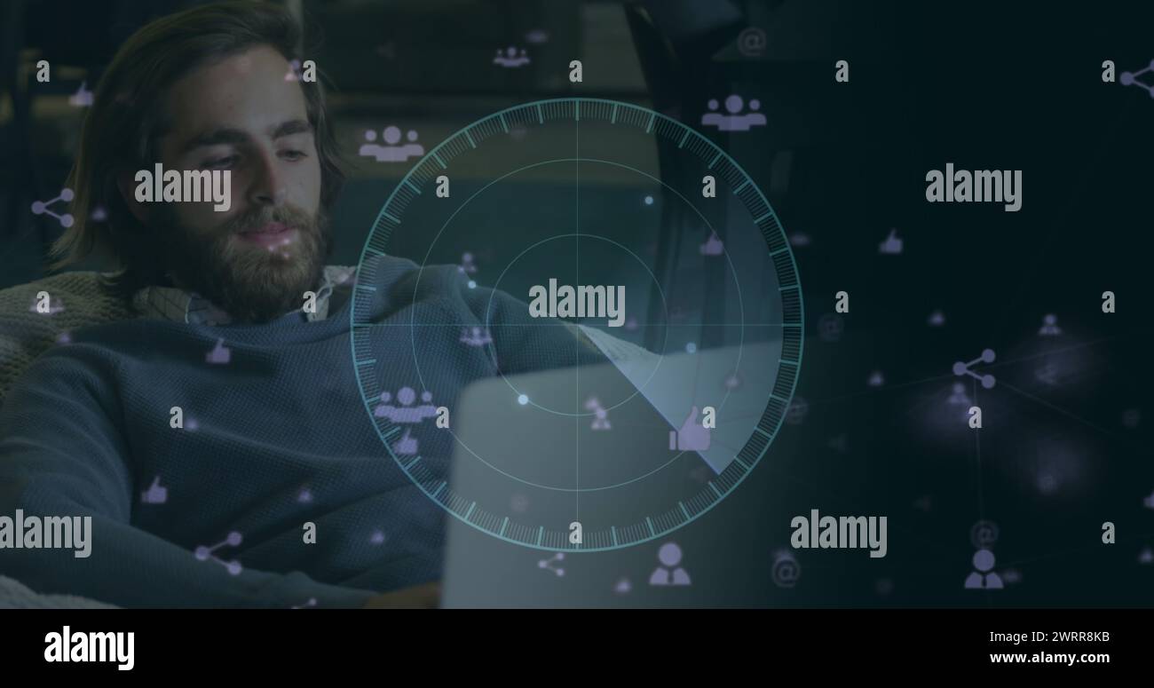 Image d'icônes de personnes et de scanner traitant des données sur l'homme caucasien utilisant un ordinateur portable Banque D'Images