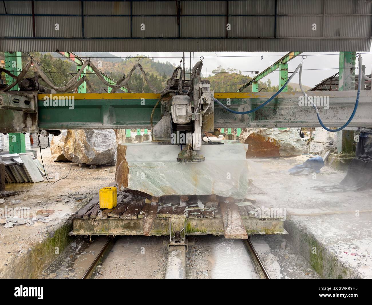 Machine à scier le marbre dans une usine. Découpe de blocs de marbre. Banque D'Images