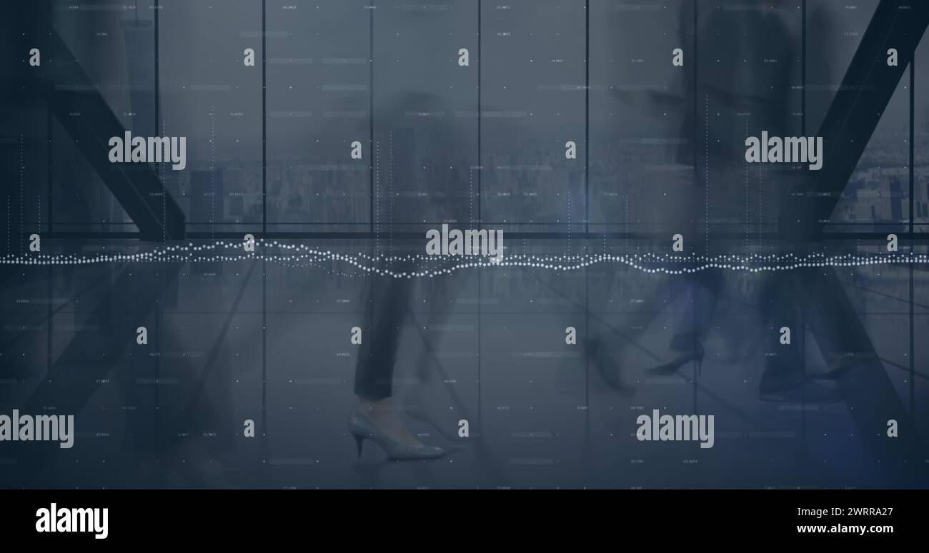 Image composite du traitement des données statistiques contre le laps de temps des personnes marchant au bureau Banque D'Images