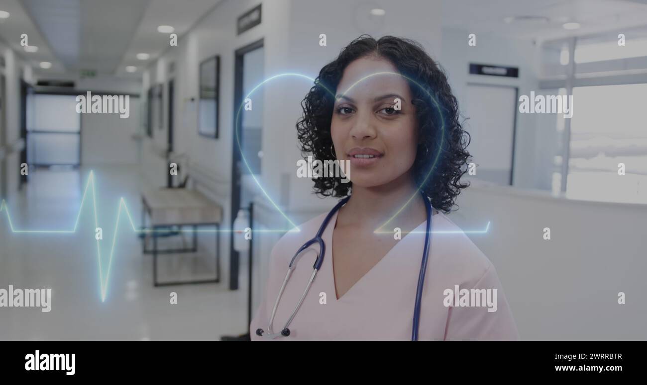 Image du traitement des données sur le sourire féminin biracial médecin Banque D'Images