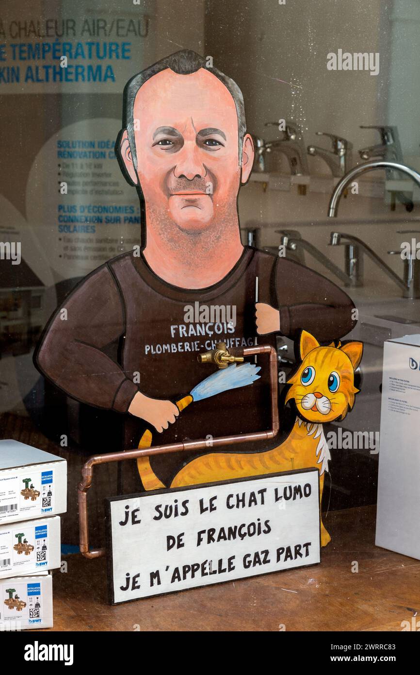 Caricature humoristique de l'artisan devant son magasin dans le village. Navarrenx, Pyrénées-Atlantiques, France Banque D'Images