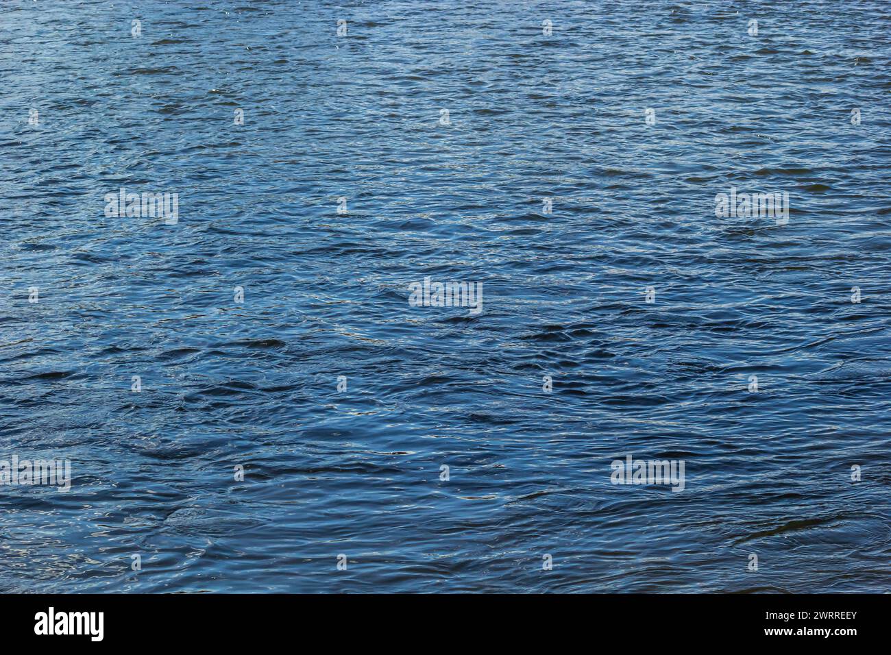 contexte. effet de flou artistique. reflet du ciel dans un lac de rivière. Banque D'Images