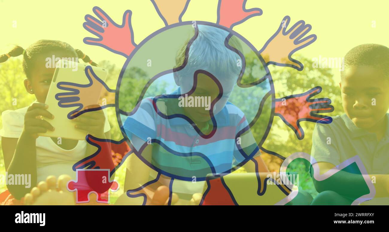 Image de pièces de puzzle colorées et globe avec les mains sur les enfants chantant des tablettes Banque D'Images