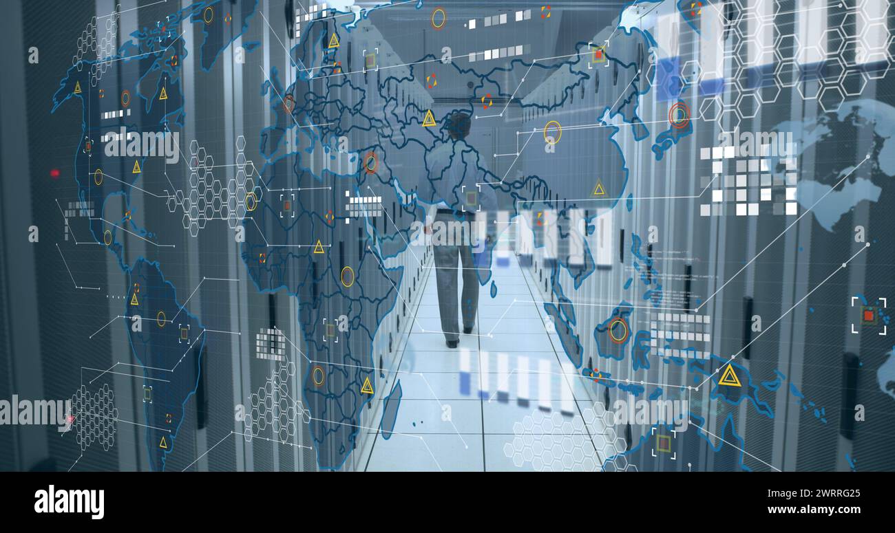 Image du traitement des données sur la carte du monde contre un ingénieur masculin caucasien marchant dans la salle des serveurs Banque D'Images