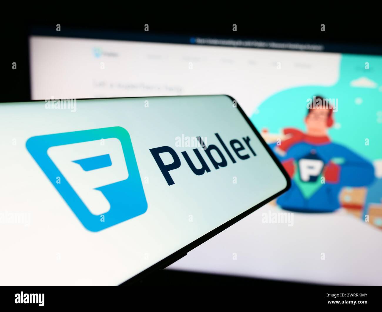 Smartphone avec logo de la société de gestion des médias sociaux Kalemi Code LLC (Publer) devant le site Web. Mettez l'accent sur le centre-gauche de l'écran du téléphone. Banque D'Images