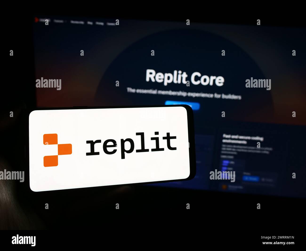 Personne tenant un smartphone avec le logo de la société américaine de plate-forme de développement de logiciels Replit Inc en face du site Web. Concentrez-vous sur l'affichage du téléphone. Banque D'Images