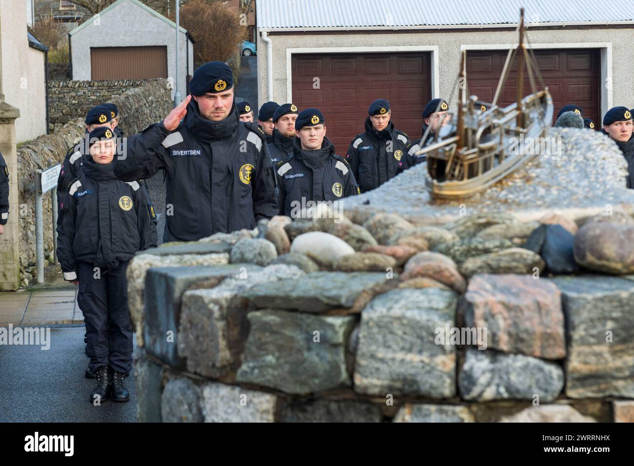 Scalloway, Shetland, Écosse, le 14 mars 2024, les cadets du Statsraad Lehmkuhl qui sert de navire scolaire pour la marine norvégienne ont visité le mémorial des bus Shetland à Scalloway Shetland pour déposer des couronnes pour commémorer les opérations clandestines menées entre les Shetland et la Norvège pendant la seconde Guerre mondiale. Crédit : DaveDonaldson/Alamy News Banque D'Images