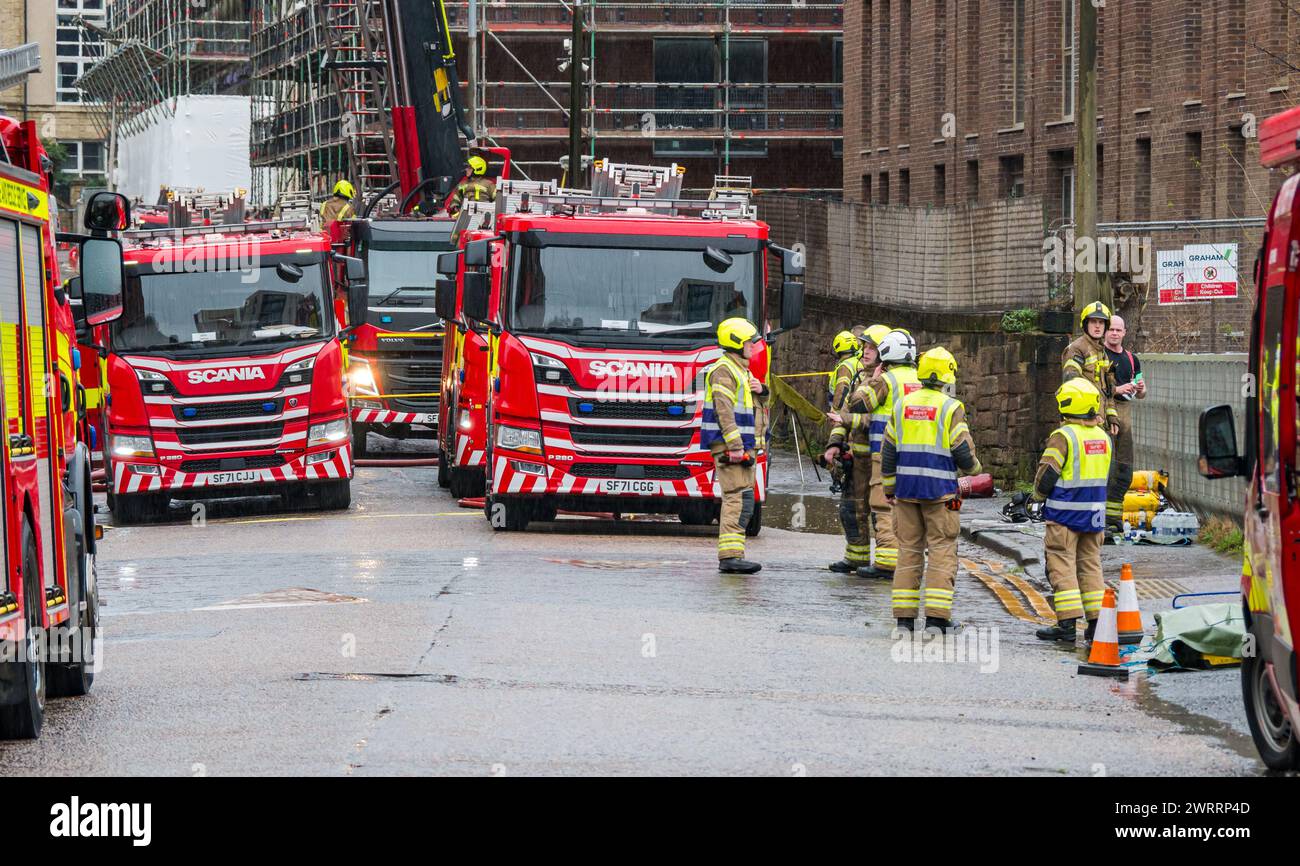 Edimbourg, Écosse, Royaume-Uni, 14 mars 2024. Incendie dans un bloc d'appartements à Bonnington : un incendie majeur a éclaté dans l'entrepôt d'obligations converti. Les services d'urgence et les véhicules sont présents, y compris les policiers et les pompiers. Crédit : Sally Anderson/Alamy Live News Banque D'Images
