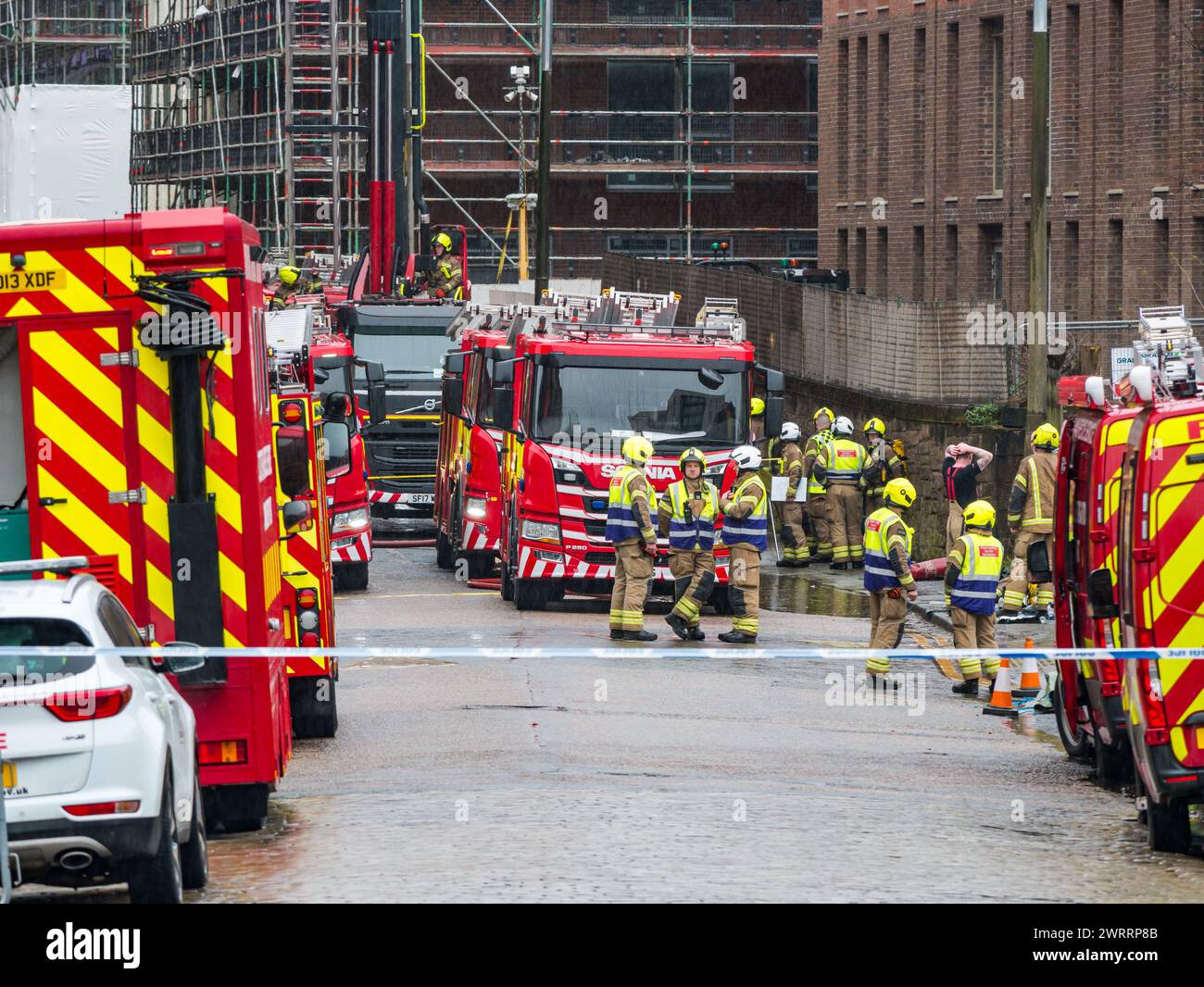Edimbourg, Écosse, Royaume-Uni, 14 mars 2024. Incendie dans un bloc d'appartements à Bonnington : un incendie majeur a éclaté dans l'entrepôt d'obligations converti. Les services d'urgence et les véhicules sont présents, y compris la police, les ambulanciers paramédicaux et les pompiers. Crédit : Sally Anderson/Alamy Live News Banque D'Images