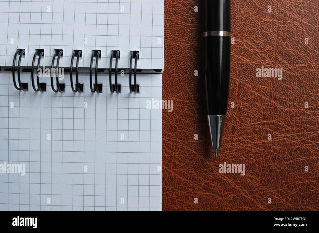Bloc-notes de classeur avec pages blanches et stylo ouvert sur Un dossier en cuir photo stock pour titre ou logo d'entreprise Banque D'Images