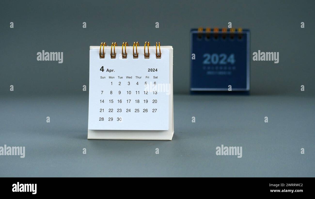 Calendrier de bureau pour avril 2024 sur fond gris Banque D'Images