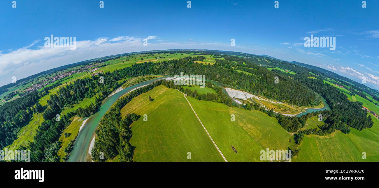 Paysage naturel idyllique sur le Lech dans le sud de la Bavière, vue sur la courbe de Litzau au au sud de Schongau Banque D'Images