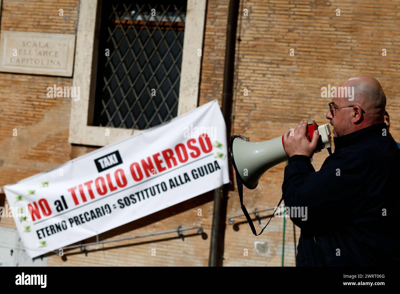 Roma, Italie. 14 mars 2024. I sostituti per la guida dei Taxi protestano contro il titolo oneroso sotto il campidoglio contro il titolo oneroso - Cronaca - Roma, Italia - Gioved&#xec;, 14 Marzo 2024 (foto Cecilia Fabiano/LaPresse)&#xa0; substituts pour la conduite de taxi protestation contre le titre onéreux sous le Capitole contre le titre onéreux - Actualités - Rome, Italie - mardi 14 mars 2024 (photo Cecilia Fabiano/LaPresse) crédit : LaPresse/Alamy Live News Banque D'Images