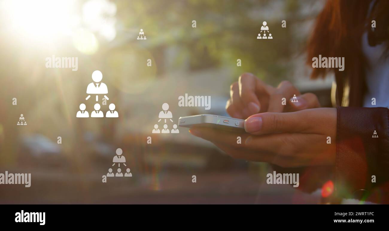 Image des icônes de l'utilisateur sur les mains d'une femme caucasienne à l'aide d'un smartphone dans la ville Banque D'Images