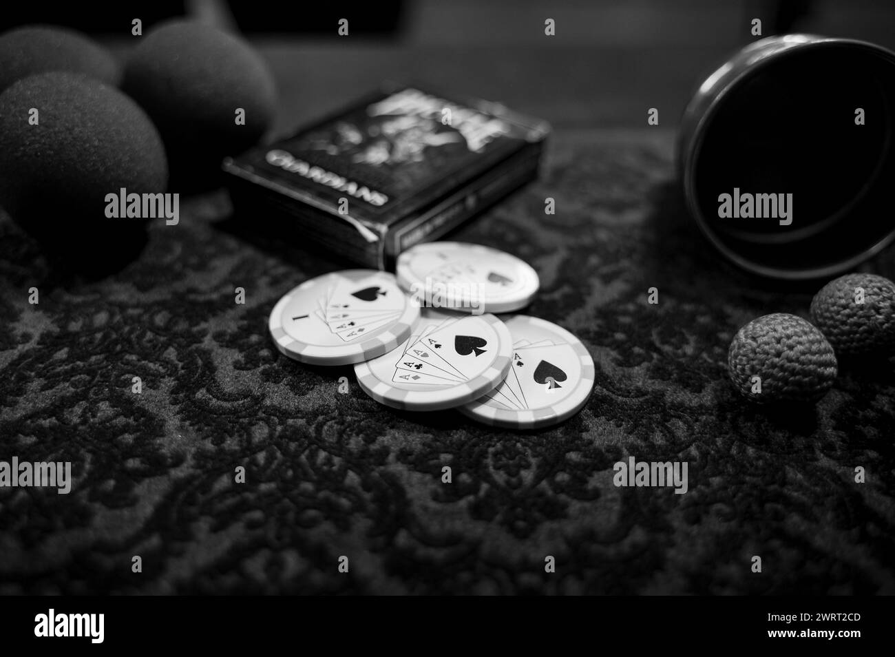 Une photo en gros plan captivante mettant en vedette des jetons de poker colorés et des cartes de jeu trouvées sur une table. Chaque dé Banque D'Images