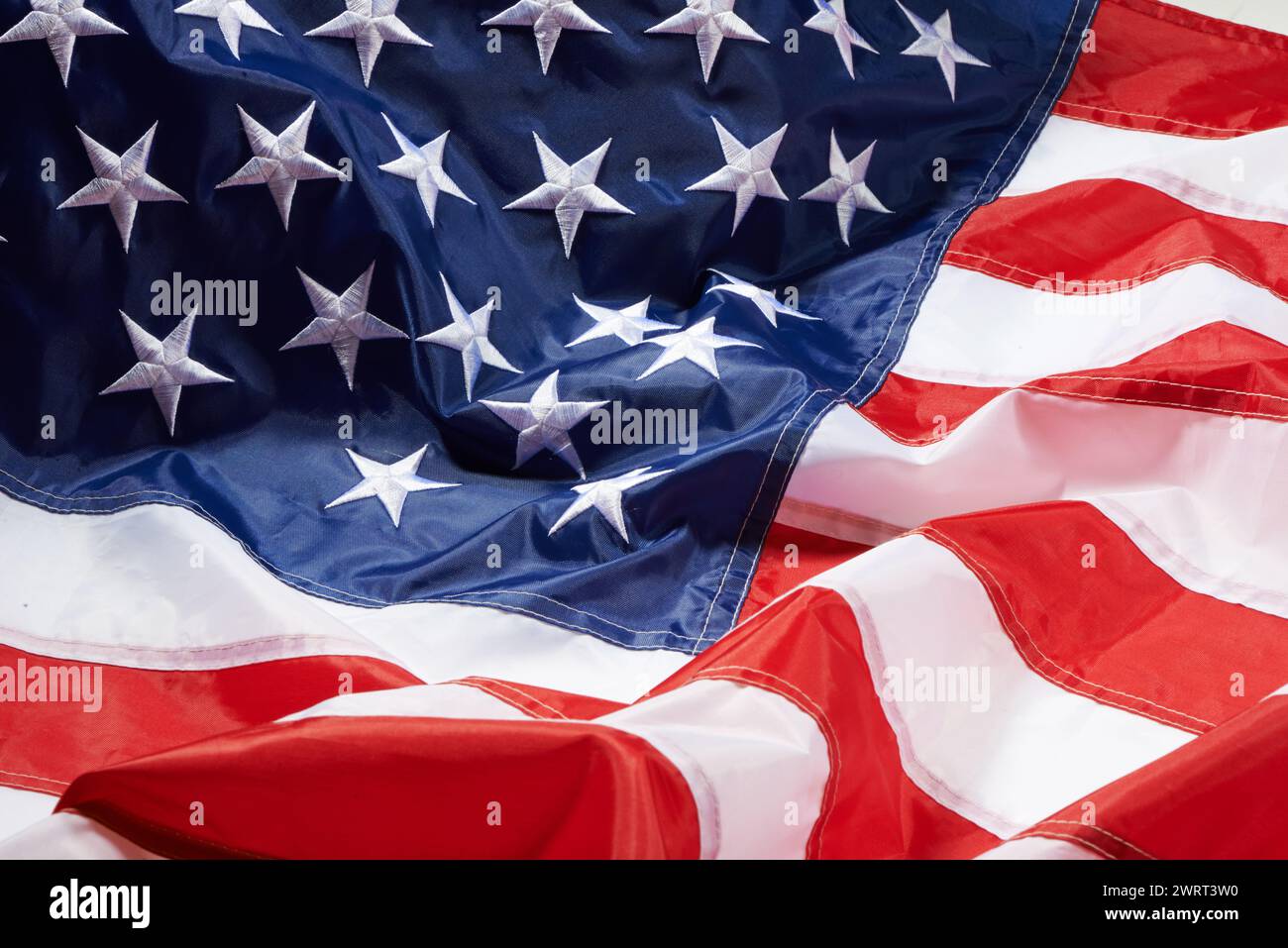 Drapeau AMÉRICAIN, étoiles et rayures pour la nation avec papier peint, graphique ou fond avec texture de tissu. Rouge, bleu et blanc, fierté et histoire américaine pour Banque D'Images