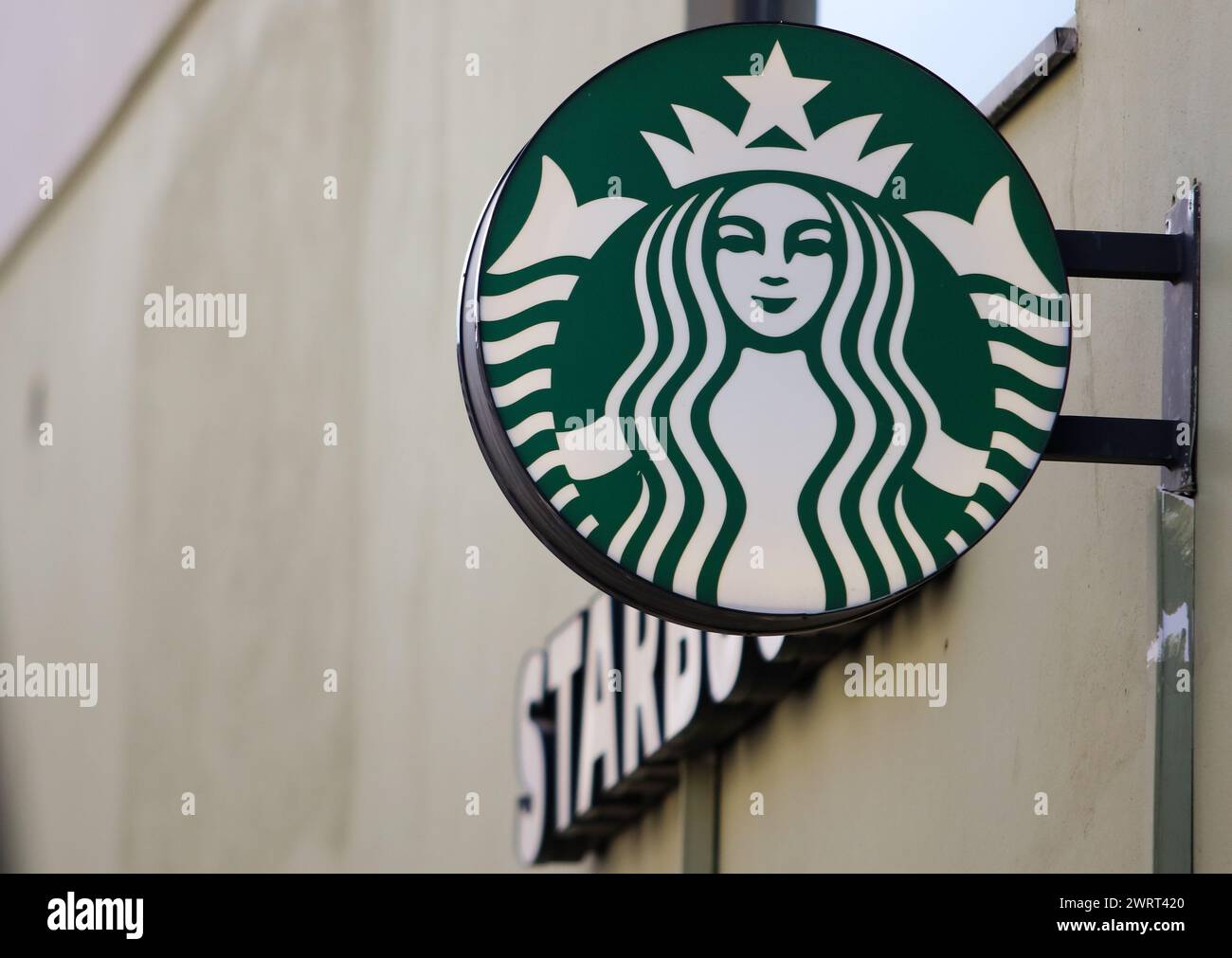 Gaziantep, Turkiye. 10 mars 2024. Gaziantep, Turkiye. 10 mars 2024. Le logo Starbucks dans un café Starbucks à Gaziantep, dans le sud de Turkiye. Starbucks fait partie des chaînes commerciales américaines ciblées par une campagne de boycott à Turkiye depuis le début de l'offensive militaire israélienne à Gaza. Ces entreprises ont été incluses dans la liste de boycott soit pour leurs positions pro-israéliennes dans la guerre, leurs prétendus liens financiers avec Israël, soit pour avoir investi en Israël (crédit image : © Zakariya Yahya/IMAGESLIVE via ZUMA Press Wire) USAGE ÉDITORIAL SEULEMENT ! Non destiné à UN USAGE commercial ! Banque D'Images