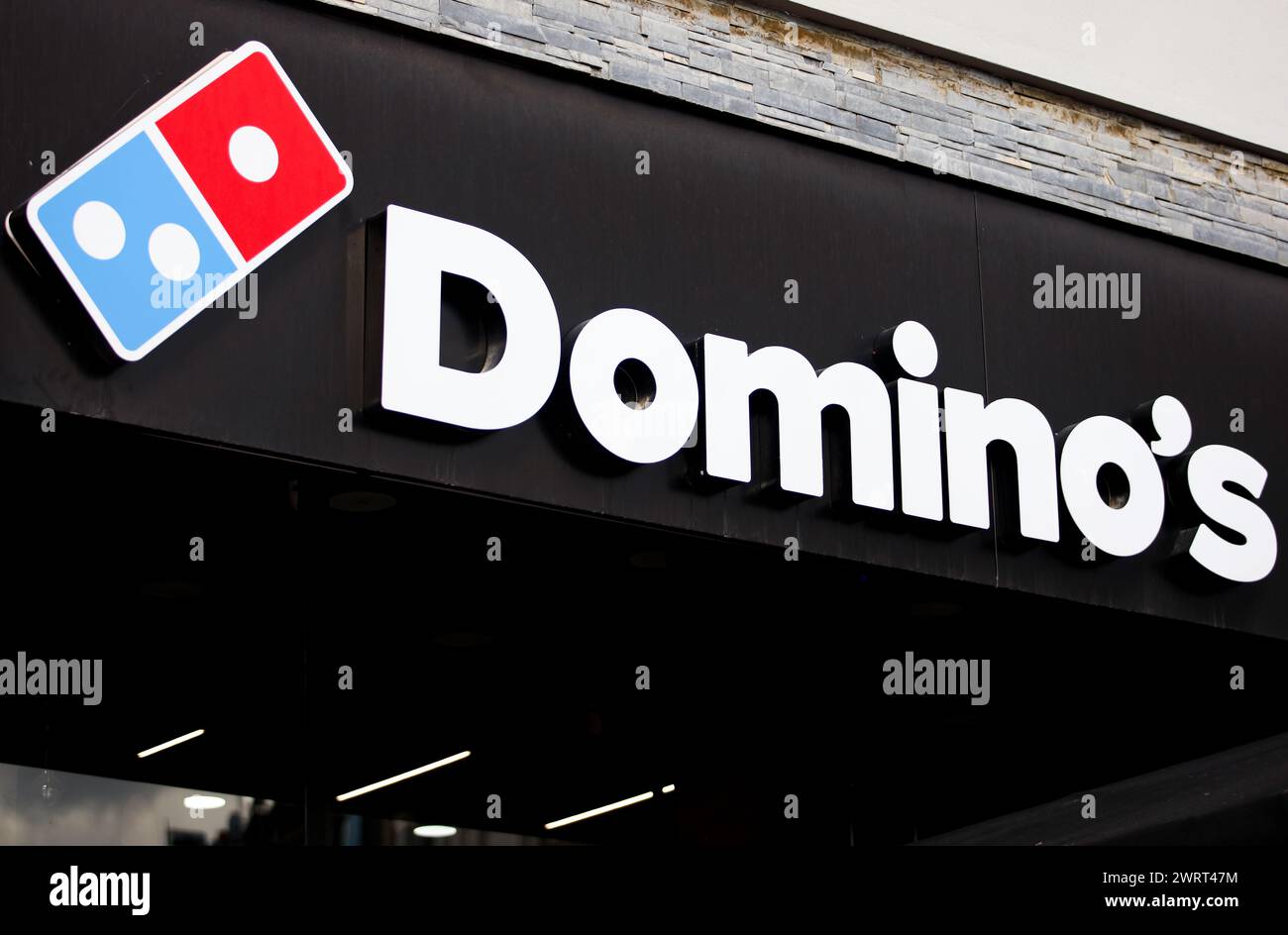 Gaziantep, Turkiye. 10 mars 2024. Gaziantep, Turkiye. 10 mars 2024. Le logo Domino's dans une pizzeria Domino's à Gaziantep, dans le sud de Turkiye. Domino's fait partie des chaînes commerciales américaines ciblées par une campagne de boycott à Turkiye depuis le début de l'offensive militaire israélienne à Gaza. Ces entreprises ont été incluses dans la liste de boycott soit pour leurs positions pro-israéliennes dans la guerre, leurs prétendus liens financiers avec Israël, soit pour avoir investi en Israël (crédit image : © Zakariya Yahya/IMAGESLIVE via ZUMA Press Wire) USAGE ÉDITORIAL SEULEMENT ! Non destiné à UN USAGE commercial ! Banque D'Images