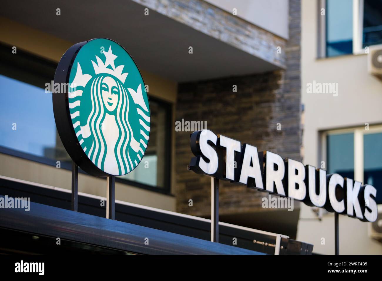 Gaziantep, Turkiye. 10 mars 2024. Gaziantep, Turkiye. 10 mars 2024. Le logo Starbucks dans un café Starbucks à Gaziantep, dans le sud de Turkiye. Starbucks fait partie des chaînes commerciales américaines ciblées par une campagne de boycott à Turkiye depuis le début de l'offensive militaire israélienne à Gaza. Ces entreprises ont été incluses dans la liste de boycott soit pour leurs positions pro-israéliennes dans la guerre, leurs prétendus liens financiers avec Israël, soit pour avoir investi en Israël (crédit image : © Zakariya Yahya/IMAGESLIVE via ZUMA Press Wire) USAGE ÉDITORIAL SEULEMENT ! Non destiné à UN USAGE commercial ! Banque D'Images