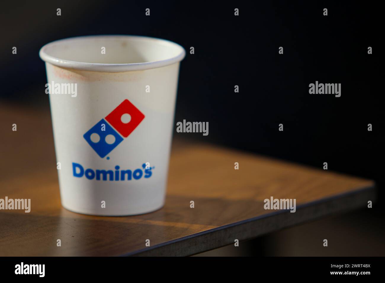 Gaziantep, Turkiye. 10 mars 2024. Gaziantep, Turkiye. 10 mars 2024. Le logo Domino's dans une pizzeria Domino's à Gaziantep, dans le sud de Turkiye. Domino's fait partie des chaînes commerciales américaines ciblées par une campagne de boycott à Turkiye depuis le début de l'offensive militaire israélienne à Gaza. Ces entreprises ont été incluses dans la liste de boycott soit pour leurs positions pro-israéliennes dans la guerre, leurs prétendus liens financiers avec Israël, soit pour avoir investi en Israël (crédit image : © Zakariya Yahya/IMAGESLIVE via ZUMA Press Wire) USAGE ÉDITORIAL SEULEMENT ! Non destiné à UN USAGE commercial ! Banque D'Images