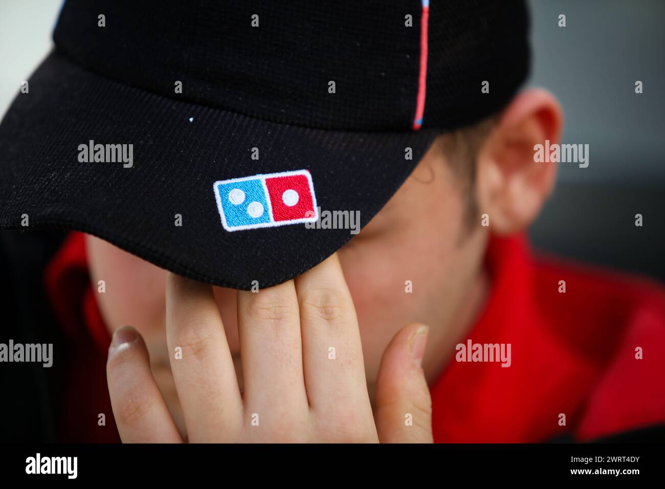 Gaziantep, Turkiye. 10 mars 2024. Gaziantep, Turkiye. 10 mars 2024. Le logo Domino's dans une pizzeria Domino's à Gaziantep, dans le sud de Turkiye. Domino's fait partie des chaînes commerciales américaines ciblées par une campagne de boycott à Turkiye depuis le début de l'offensive militaire israélienne à Gaza. Ces entreprises ont été incluses dans la liste de boycott soit pour leurs positions pro-israéliennes dans la guerre, leurs prétendus liens financiers avec Israël, soit pour avoir investi en Israël (crédit image : © Zakariya Yahya/IMAGESLIVE via ZUMA Press Wire) USAGE ÉDITORIAL SEULEMENT ! Non destiné à UN USAGE commercial ! Banque D'Images