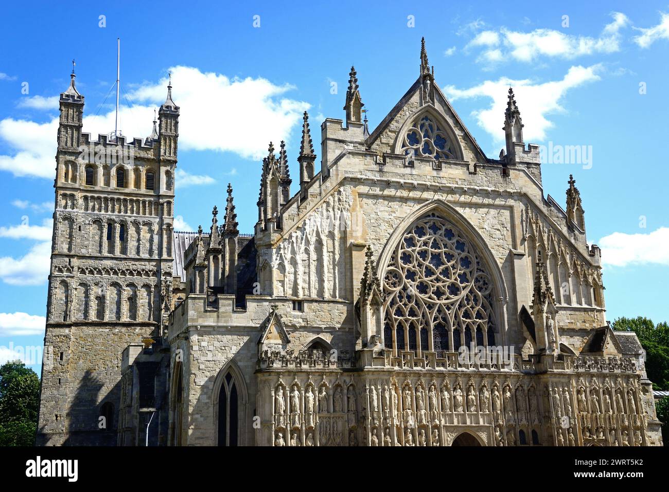 Vue sur le sommet de la cathédrale (église Cathédrale Saint-Pierre dans l'Essex), Exeter, Devon, Royaume-Uni, Europe. Banque D'Images