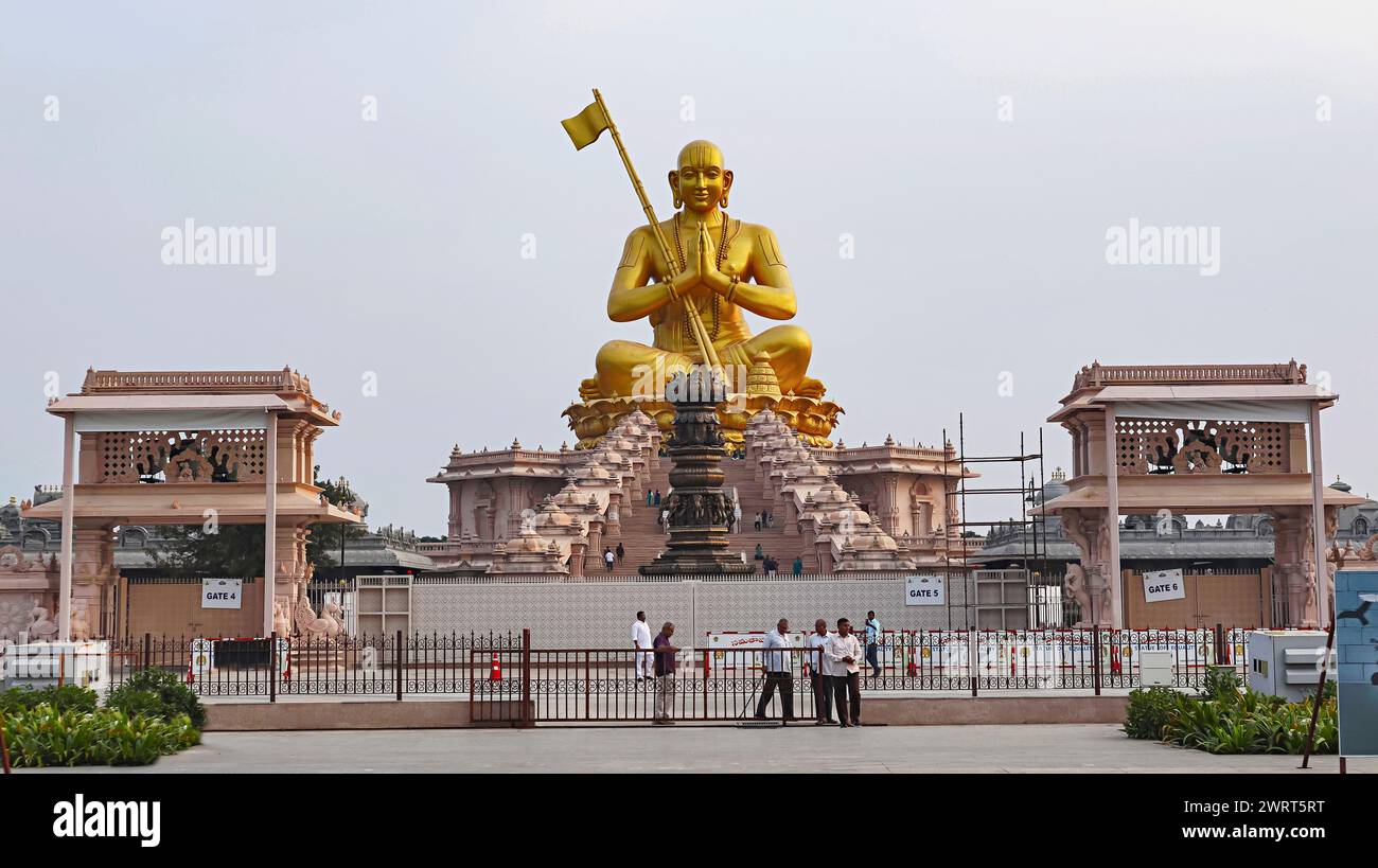 Vue de face de la statue de l'égalité, Ramanujacharya Statue, Muchintal, Telangana, Inde. Banque D'Images