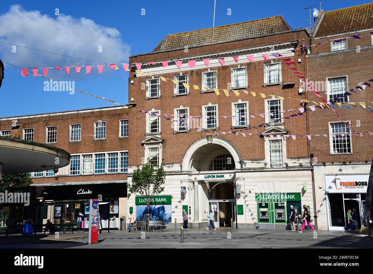 Vue de face de la banque Lloyds le long de High Street dans le centre-ville, Exeter, Devon, Royaume-Uni, Europe. Banque D'Images