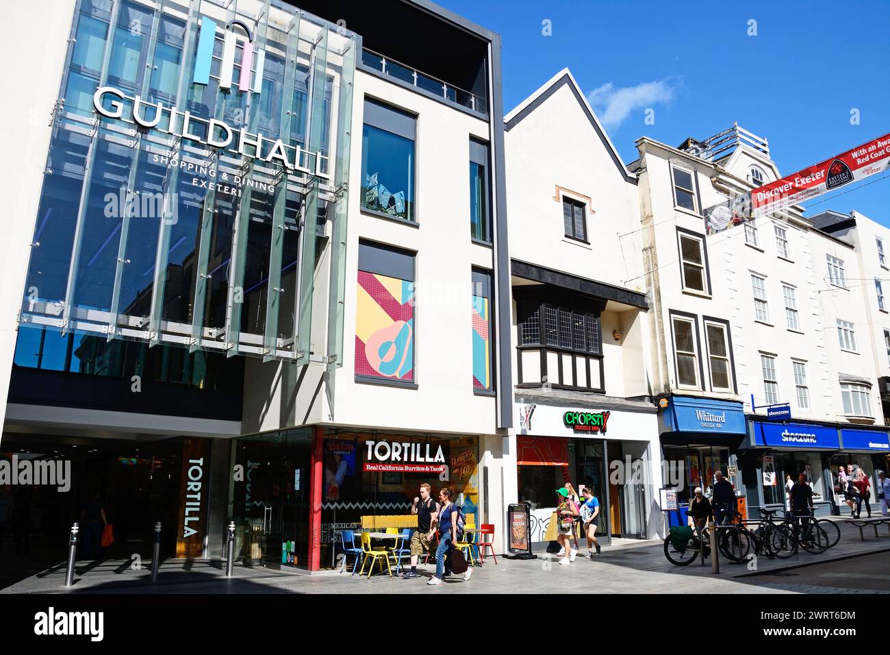 Vue sur le centre commercial Guildhall et d'autres magasins le long de High Street dans le centre-ville, Exeter, Devon, Royaume-Uni, Europe. Banque D'Images