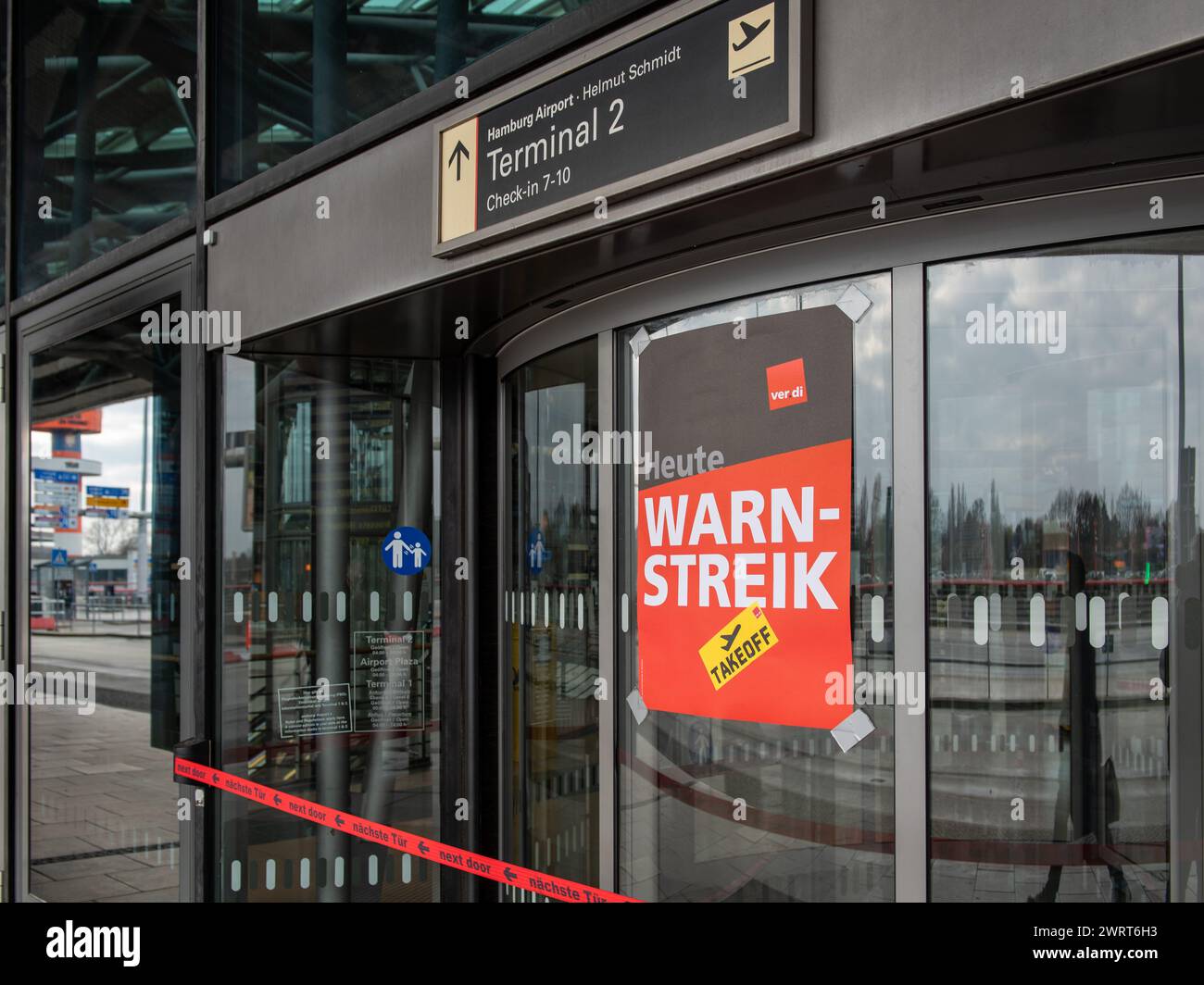 Hambourg, Allemagne, 14 mars 2024 - grève de Verdi par le personnel de sécurité. Porte d'entrée défectueuse avec affiche. Traduction : 'aujourd'hui : grève d'avertissement' Banque D'Images