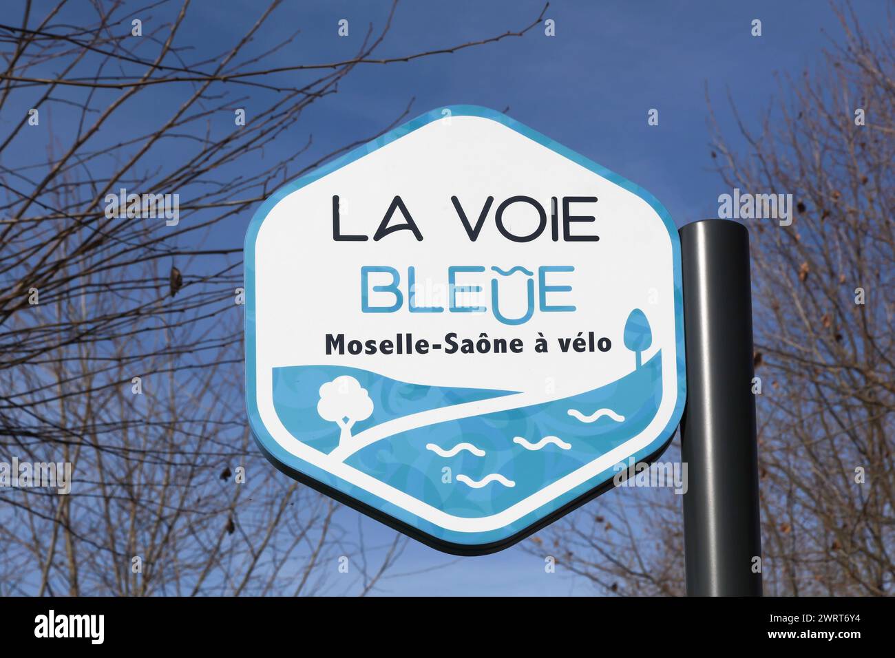 Beauregard, France - 14 février 2024 : symbole pour le blueway Moselle-Saône pour les vélos en France appelé la voie bleue en langue française Banque D'Images