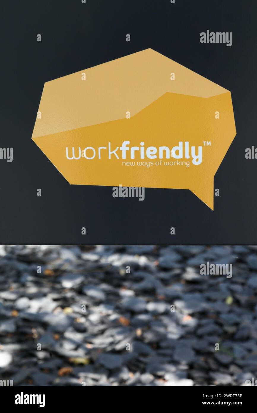 Meylan, France - 15 juin 2019 : logo Workfriendly sur une enseigne. Workfriendly étudier, concevoir et créer un environnement de travail physique et numérique Banque D'Images