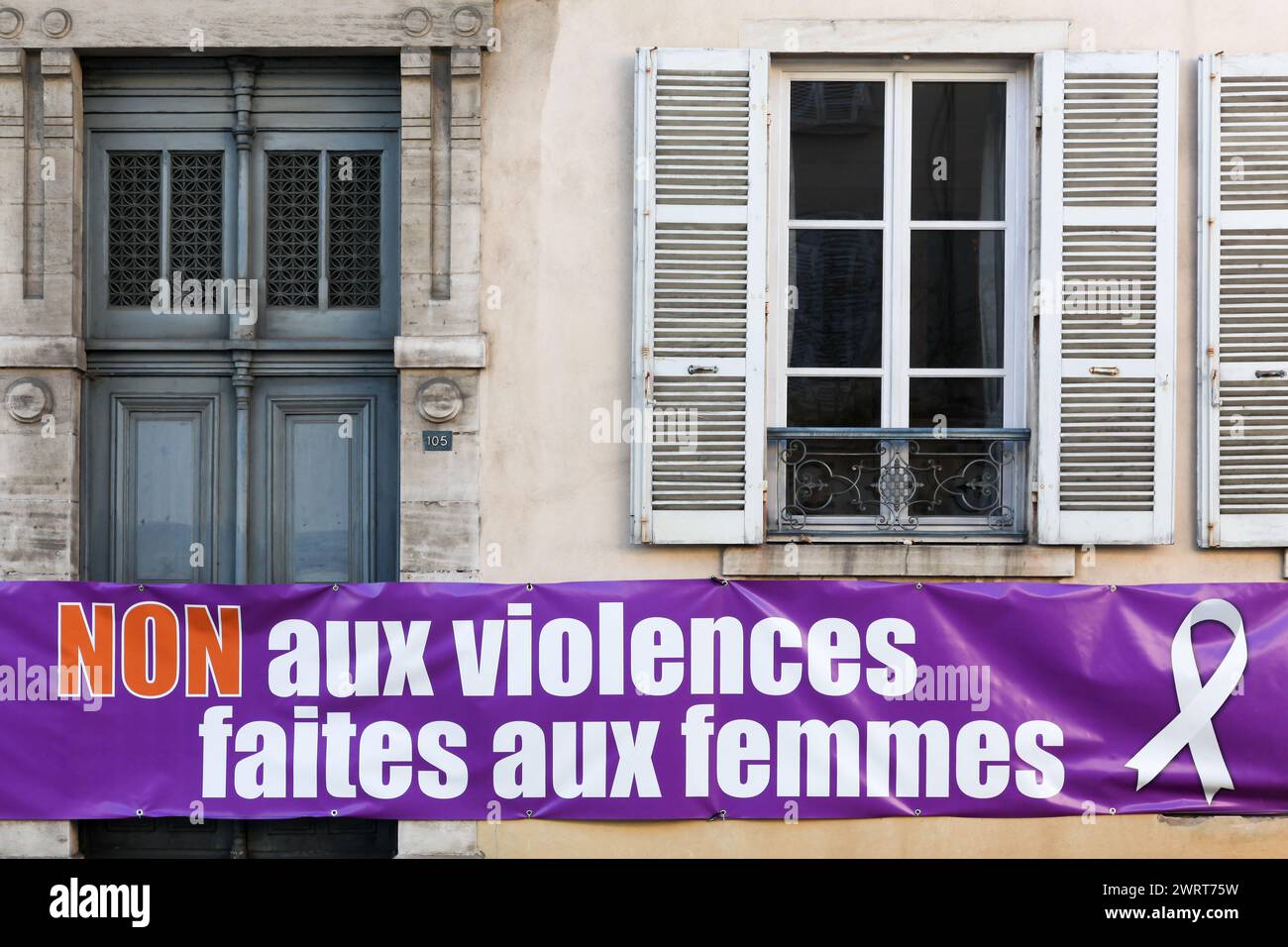 Belleville en Beaujolais, France - 14 février 2024 : non à la violence faite aux femmes message sur une bannière à la mairie en langue française Banque D'Images