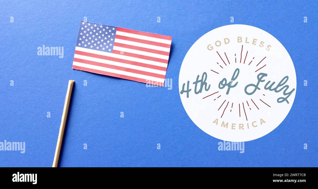 Image du texte du 4 juillet au-dessus du drapeau des états-unis d'amérique sur fond bleu Banque D'Images