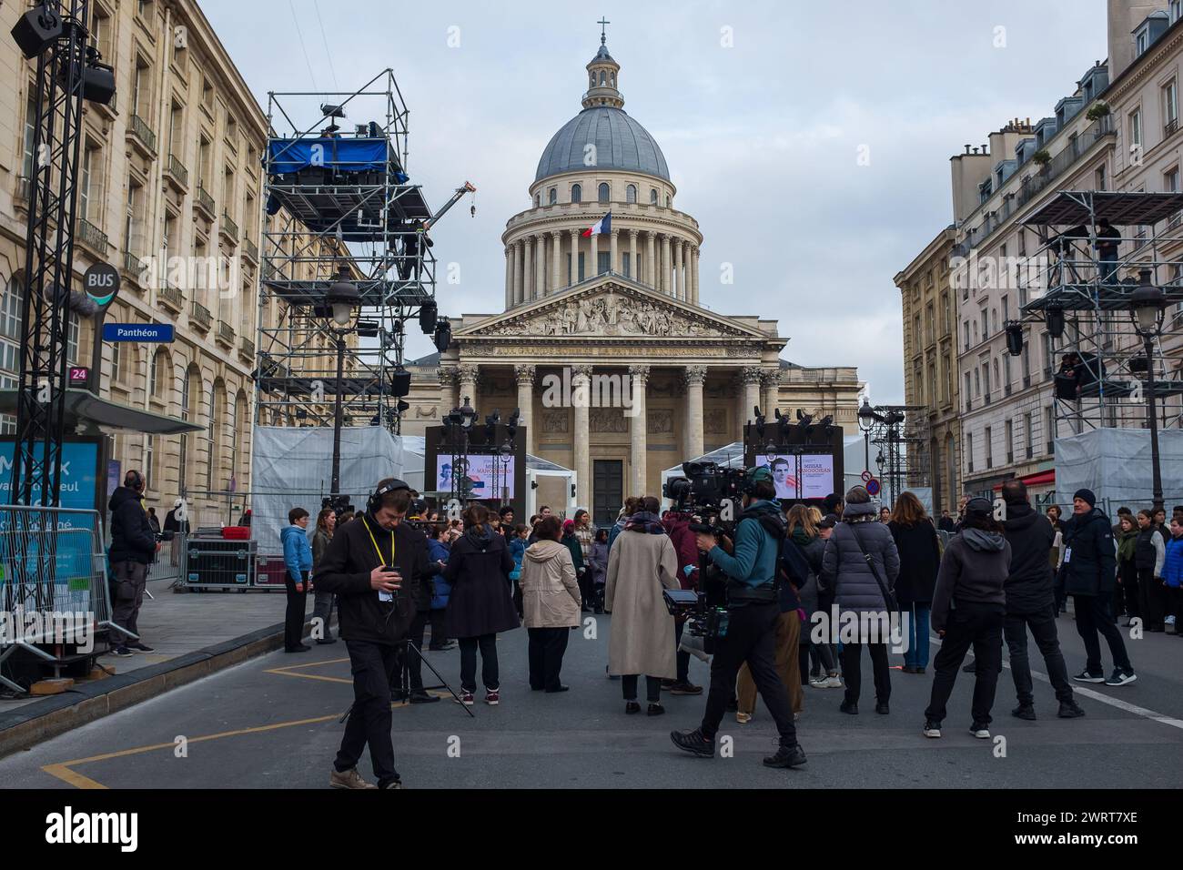 Paris, France. 20 février 2024. L’équipe de tournage et de son répète avec un chœur de jeunes avant la panthéonisation de Missak Manouchian Banque D'Images