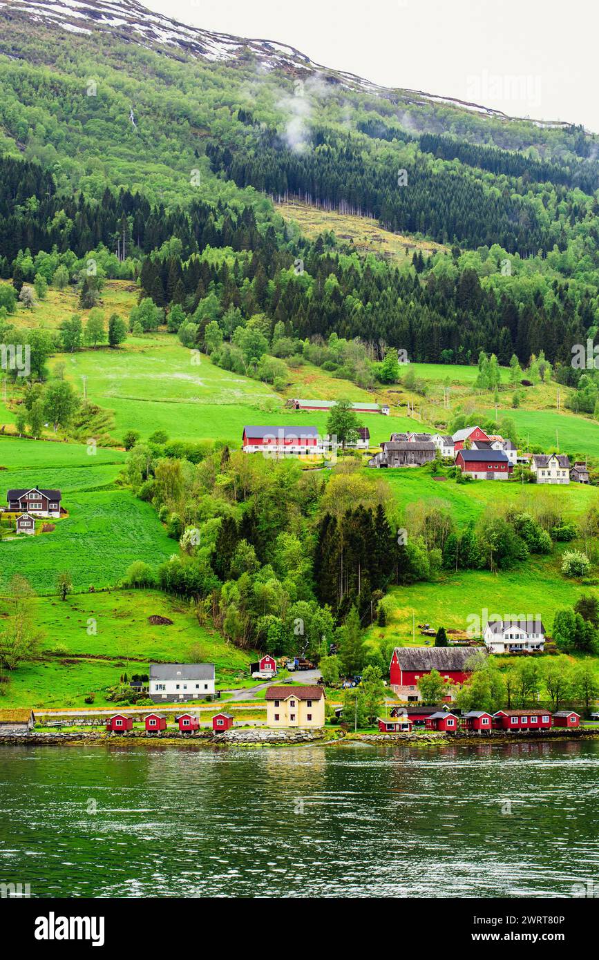 Montagnes et fjord au-dessus du village norvégien, Olden, Innvikfjorden, Norvège, Europe Banque D'Images