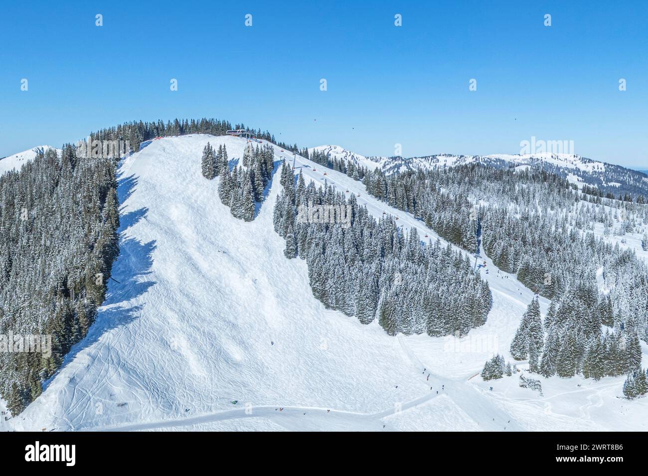 Vue sur le Allgäu enneigé autour de la chaîne de montagnes Hörner par une journée sans nuages en hiver Banque D'Images