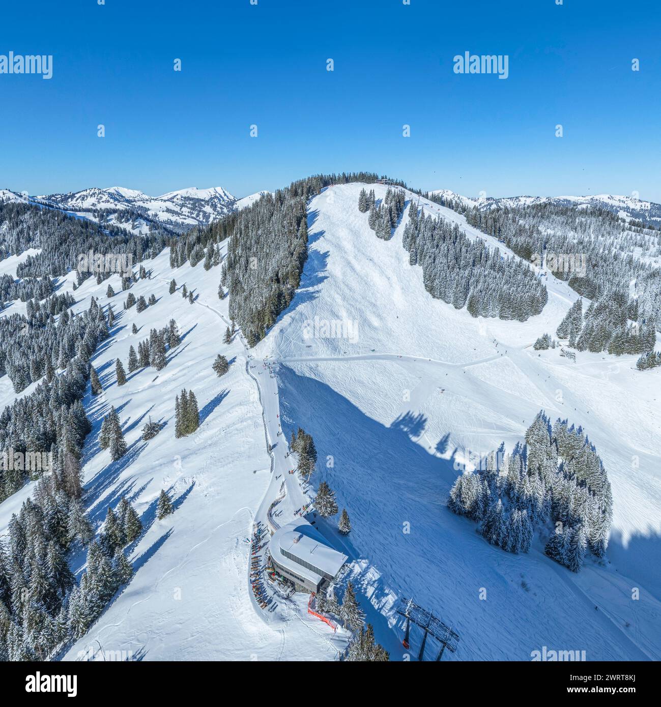 Vue sur le Allgäu enneigé autour de la chaîne de montagnes Hörner par une journée sans nuages en hiver Banque D'Images