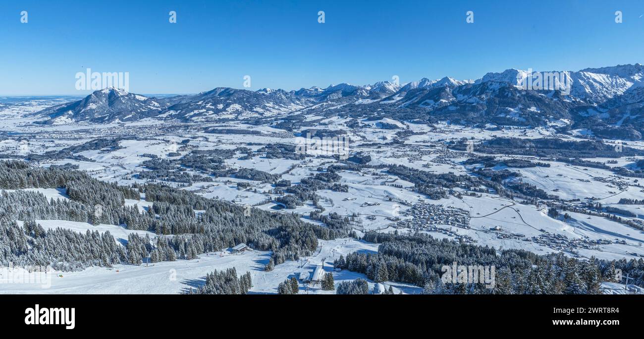 Vue sur le Allgäu enneigé autour de la chaîne de montagnes Hörner par une journée sans nuages en hiver Banque D'Images