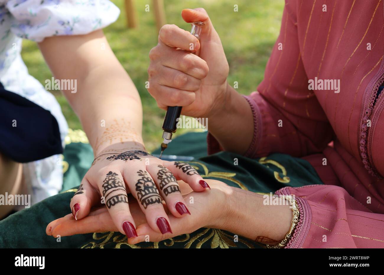 Tatouage au henné peinture traditionnelle arabe à la main au Maroc Banque D'Images