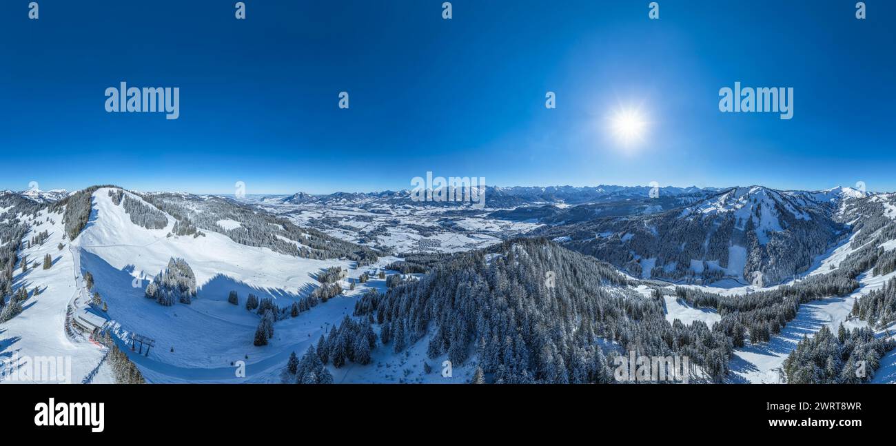 Vue sur le Allgäu enneigé autour de la chaîne de montagnes Hörner par une journée sans nuages en hiver Banque D'Images