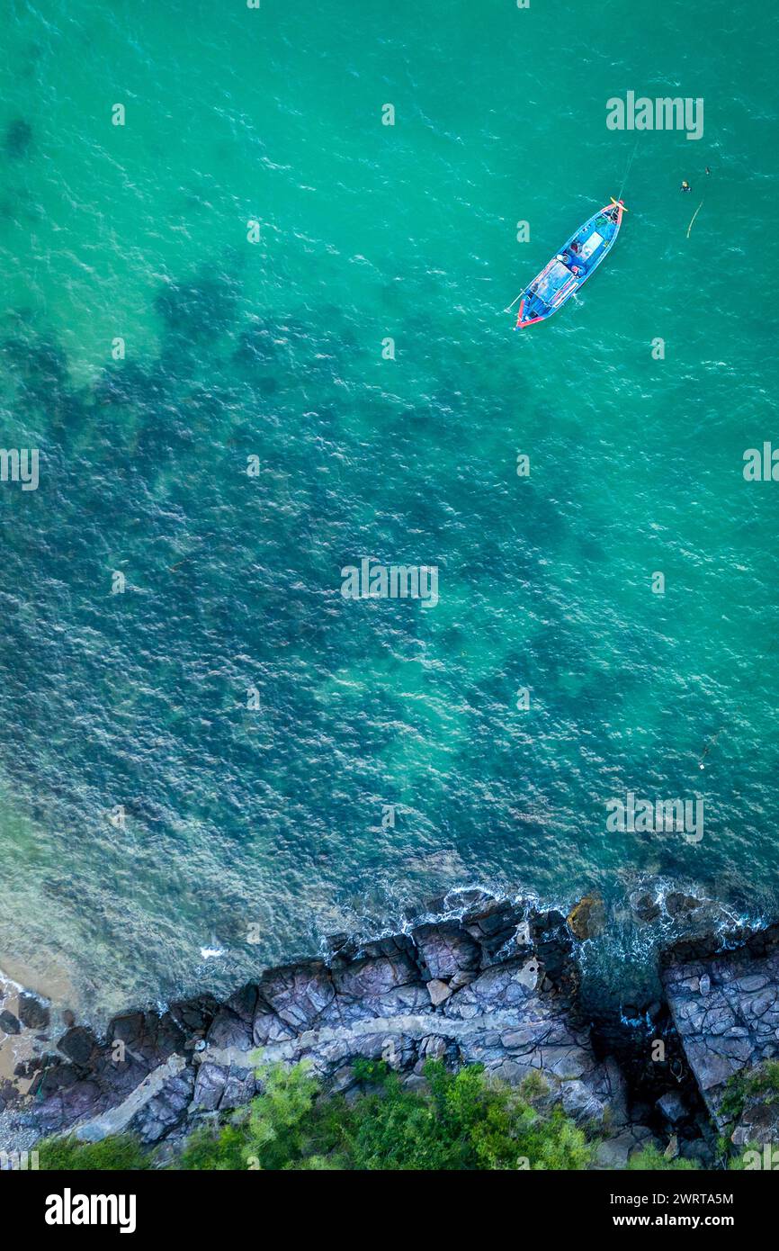 15 février 2024 : scène d'un village de pêcheurs situé sur la côte de la ville de Nha Trang, Vietnam dans l'après-midi Banque D'Images