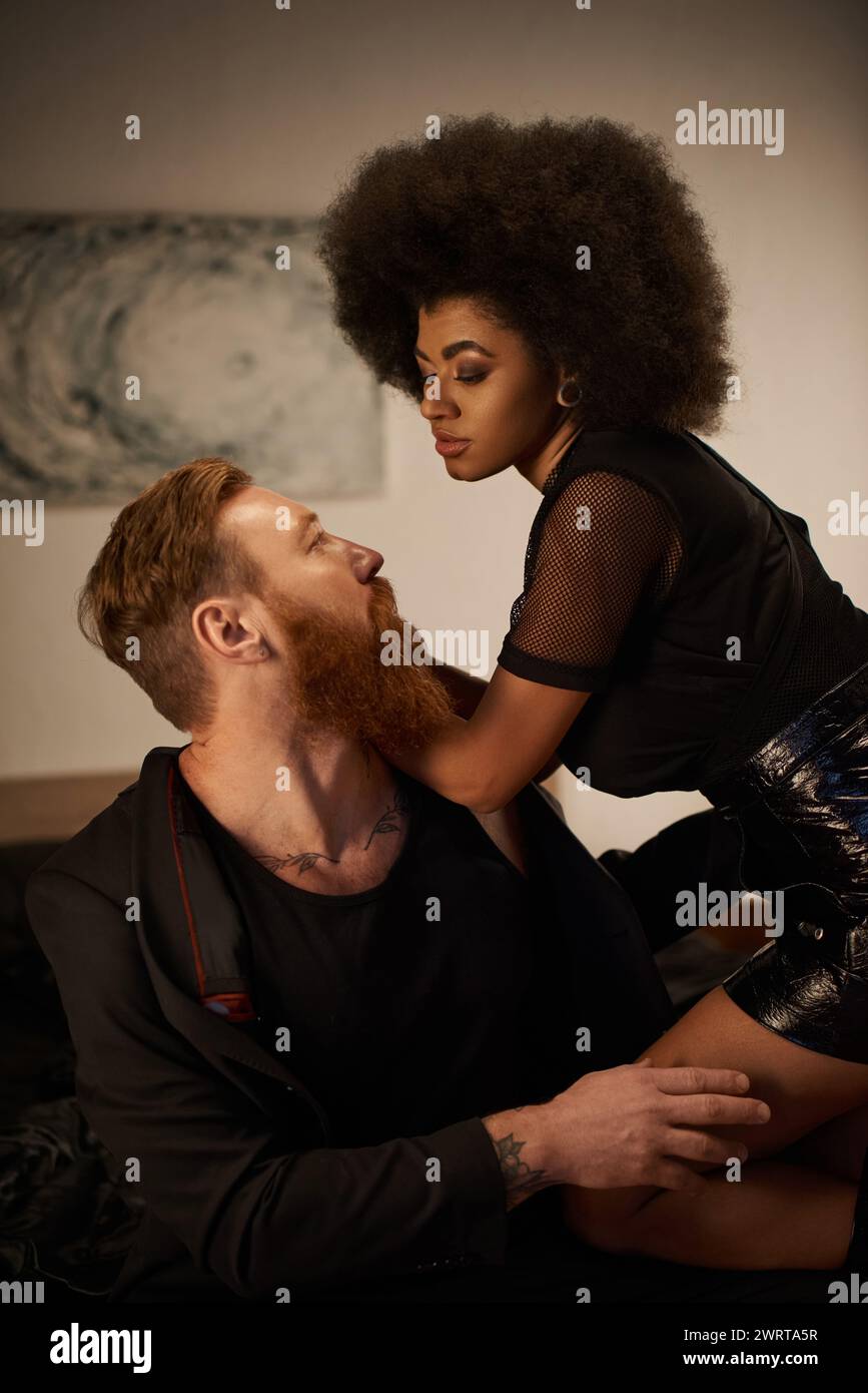 Soirée romantique de couple élégant dans un cadre intime, femme afro-américaine séduisant homme Banque D'Images